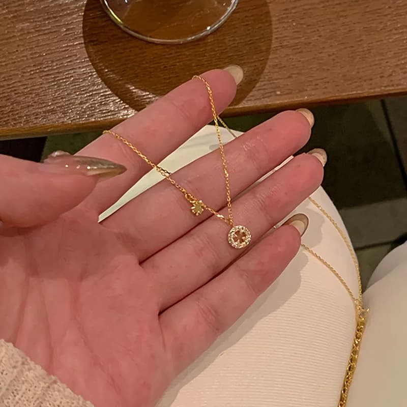 Flashing Hollow Clover Pendant Necklace Women's Niche Light Luxury Design Daily Commuter Dating Versatile Exquisite Atmosphere Clavicle Chain