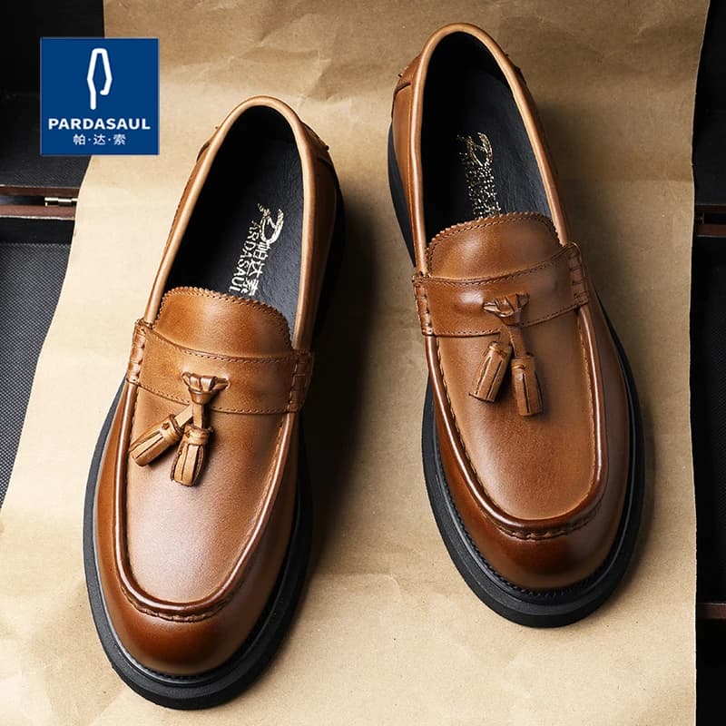 Pardasaul Nuove scarpe business casual in pelle da uomo Modello di scarpe da sposa slip-on in pelle da sposa con frange alla moda in stile britannico 240922
