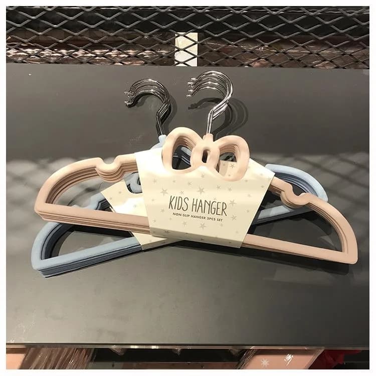 Clothes rack for children in coloured plastic, covered in non-slip velvet, design without leaving traces, for organization and preservation of shirts.