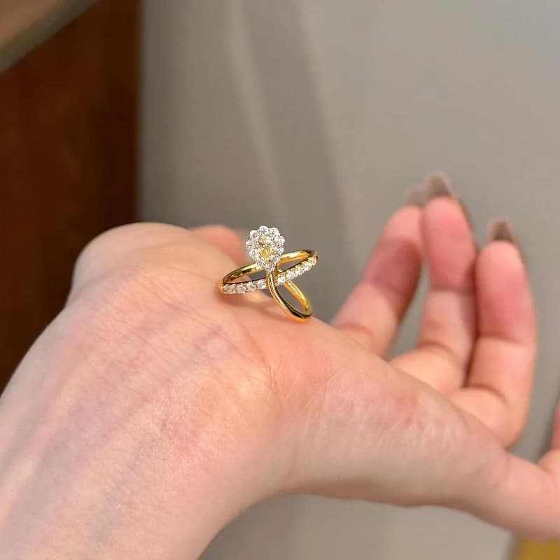 Nuovi anelli di moda con gocce d'acqua con diamanti intarsiati unici di tendenza per le donne, gioielli da sposa con anello a fiore piccolo irregolare di lusso leggero