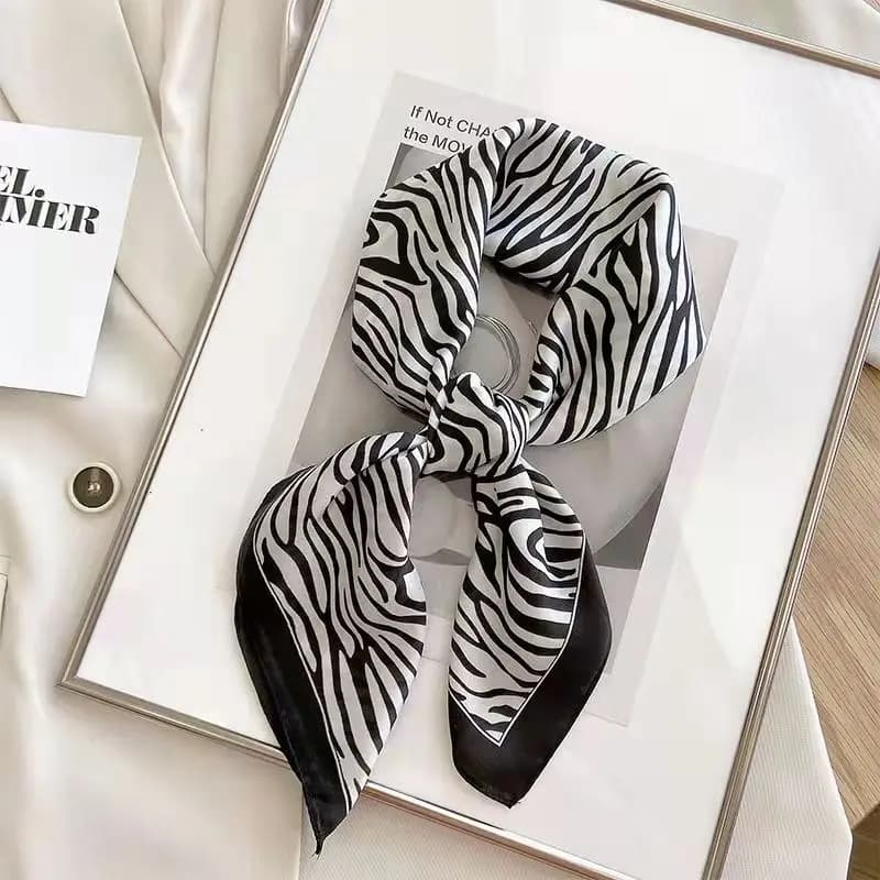 Sciarpa quadrata stampata zebrata di nuova moda Sciarpa al collo liscia sottile in raso morbido 70 * 70 cm Foulard per protezione solare stile vintage per le donne