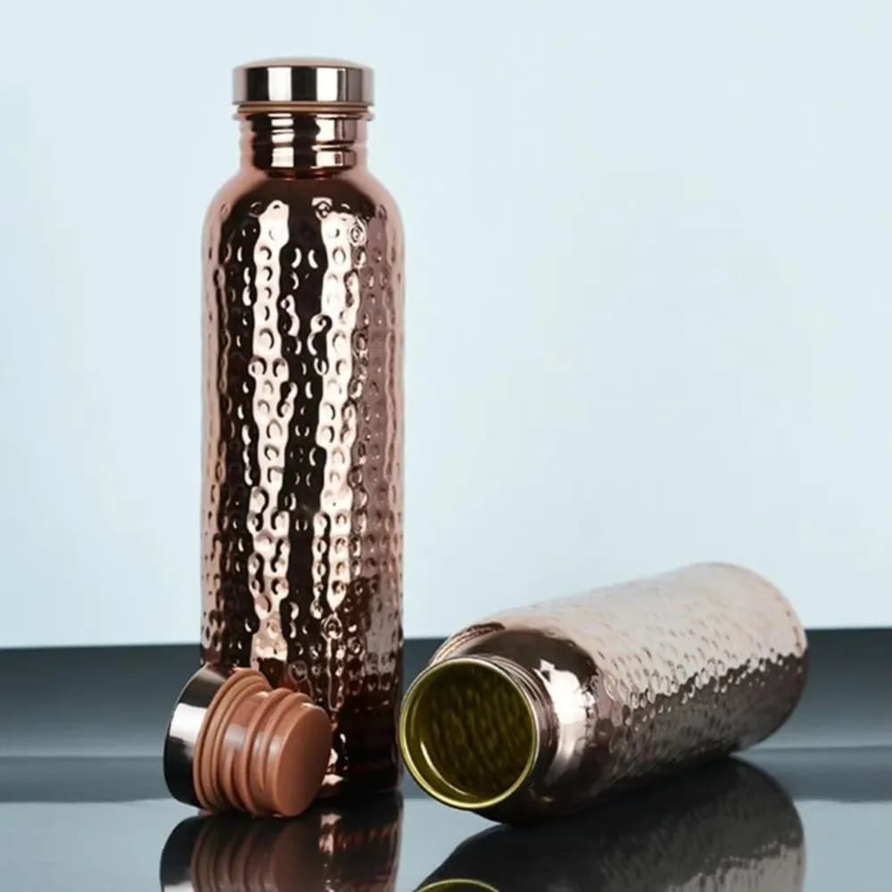 Bottiglia d'acqua in rame da 800 ml ​ ​ Apertura del Coperchio con Un Solo Clic ​ Base in silicone antiscivolo ​ ​ Bottiglia con Motivo a Martello ​ ​ Isolamento Termico