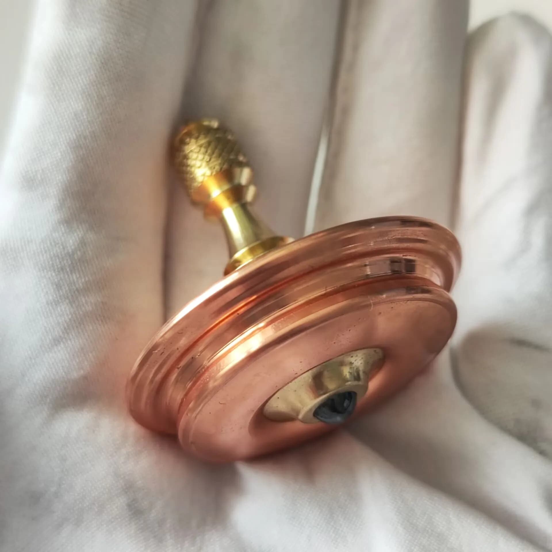 Nuovo Giocattolo Antistress EDC con Manico in Ottone e Corpo in Rame, Spinner a Mano con Sfera in Ceramica