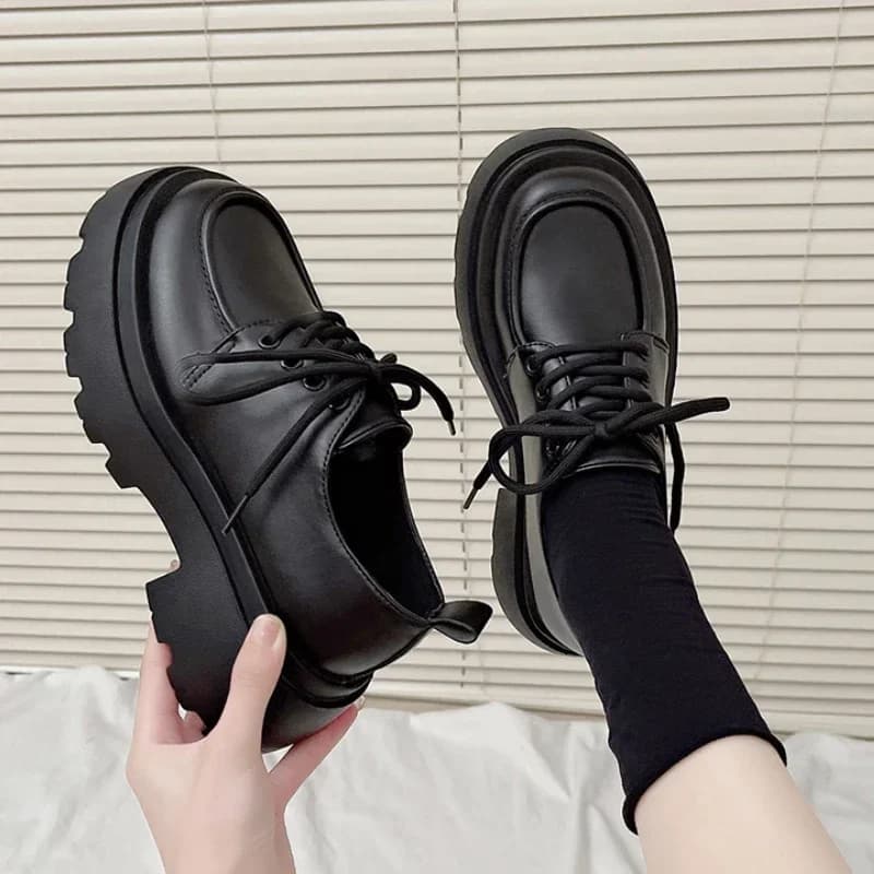 2024 donna primavera nuove scarpe basse con plateau nere mocassini da donna slip on scarpe da barca oxford in pelle casual firmate
