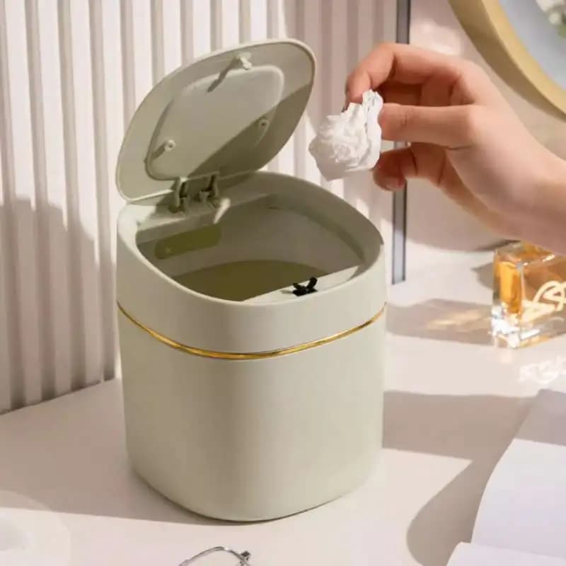 Mini Trash Cans with Lids Small Trash Cans Countertop Trash Cans Suitable for Bathrooms Offices Bedrooms Desks Plastic Dustbin