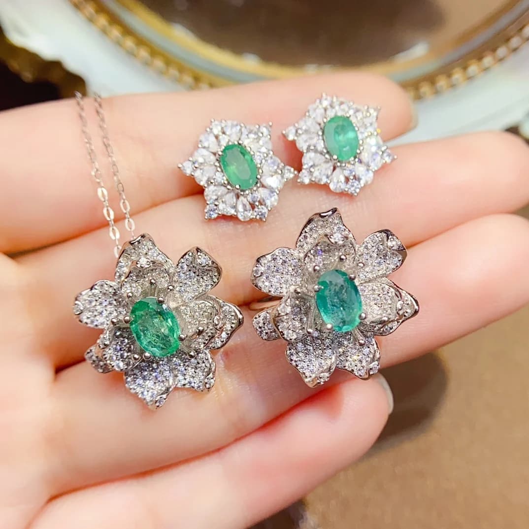 Ciondolo per orecchini ad anello con smeraldo naturale di lusso Set da 3 pezzi Certificato in argento sterling S925 per le donne Gioielli per matrimoni con fascino raffinato FS