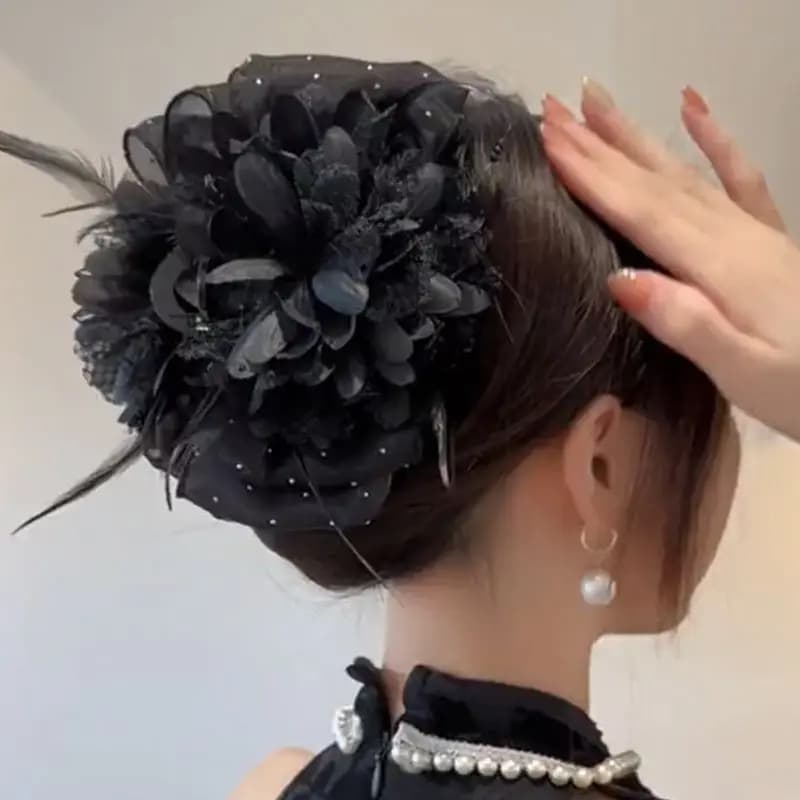 Coreano elegante donna ragazza artiglio dei capelli pieghe organza perle impugnatura di piume nere fermaglio per capelli di squalo copricapo da donna accessori per capelli