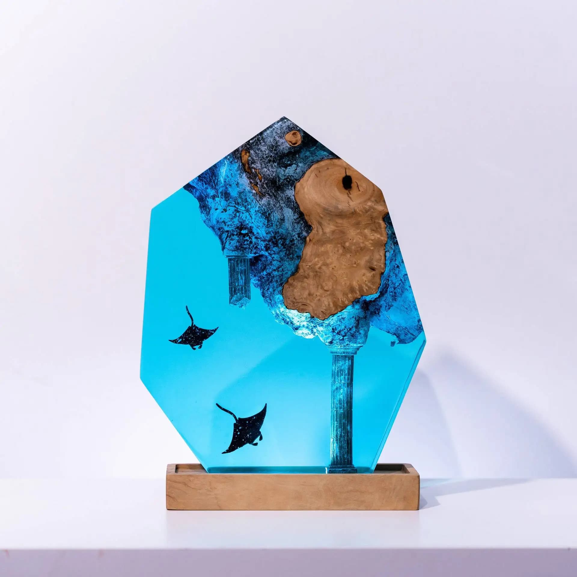 Articoli personalizzati Lampada da tavolo in resina Rovine sottomarine Manta Ray Luce notturna a LED Lampada artistica creativa per la decorazione della stanza Carica USB