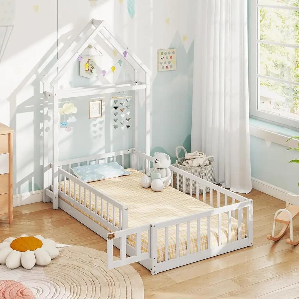 Letto a soppalco in legno bianco con pannello a forma di casetta rimovibile, appendiabiti e sponde di sicurezza per bambini