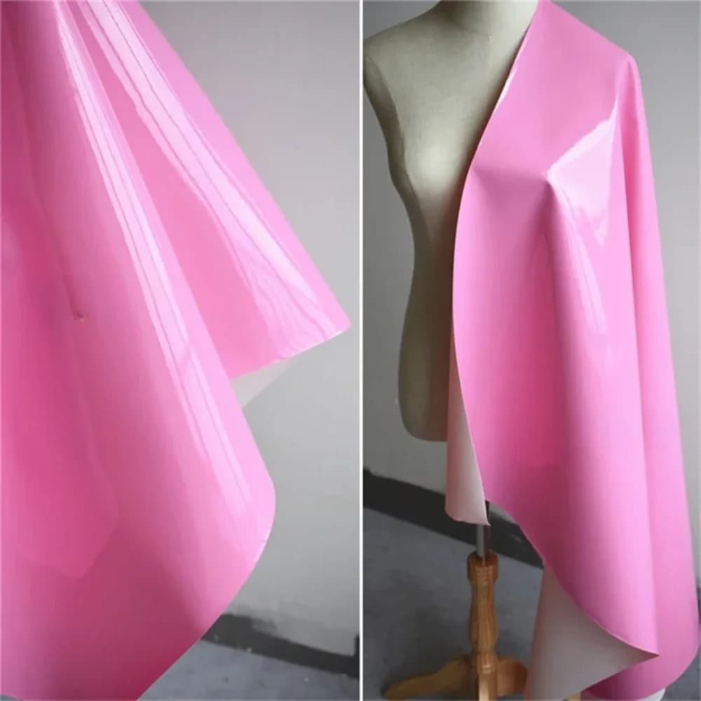 Tessuto in Ecopelle PU Rosa, Inelastico, Rigido, Lucido, Effetto Specchio, Materiale PVC per Abbigliamento, Borse, Tessuti per Cucito Fai-da-Te
