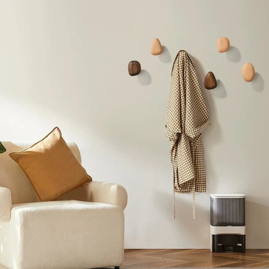 Ganci decorativi adesivi a forma di ciottolo in legno, senza foratura, per appendere borse e vestiti su pareti di casa e cucina.