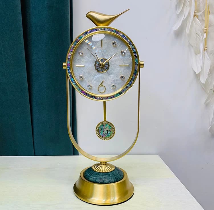 Orologio a pendolo con sopracciglia felici a conchiglia di lusso leggero Orologio da tavolo semplice per la casa Decorazione della casa Diametro 17 Altezza 44 Base 15 cm