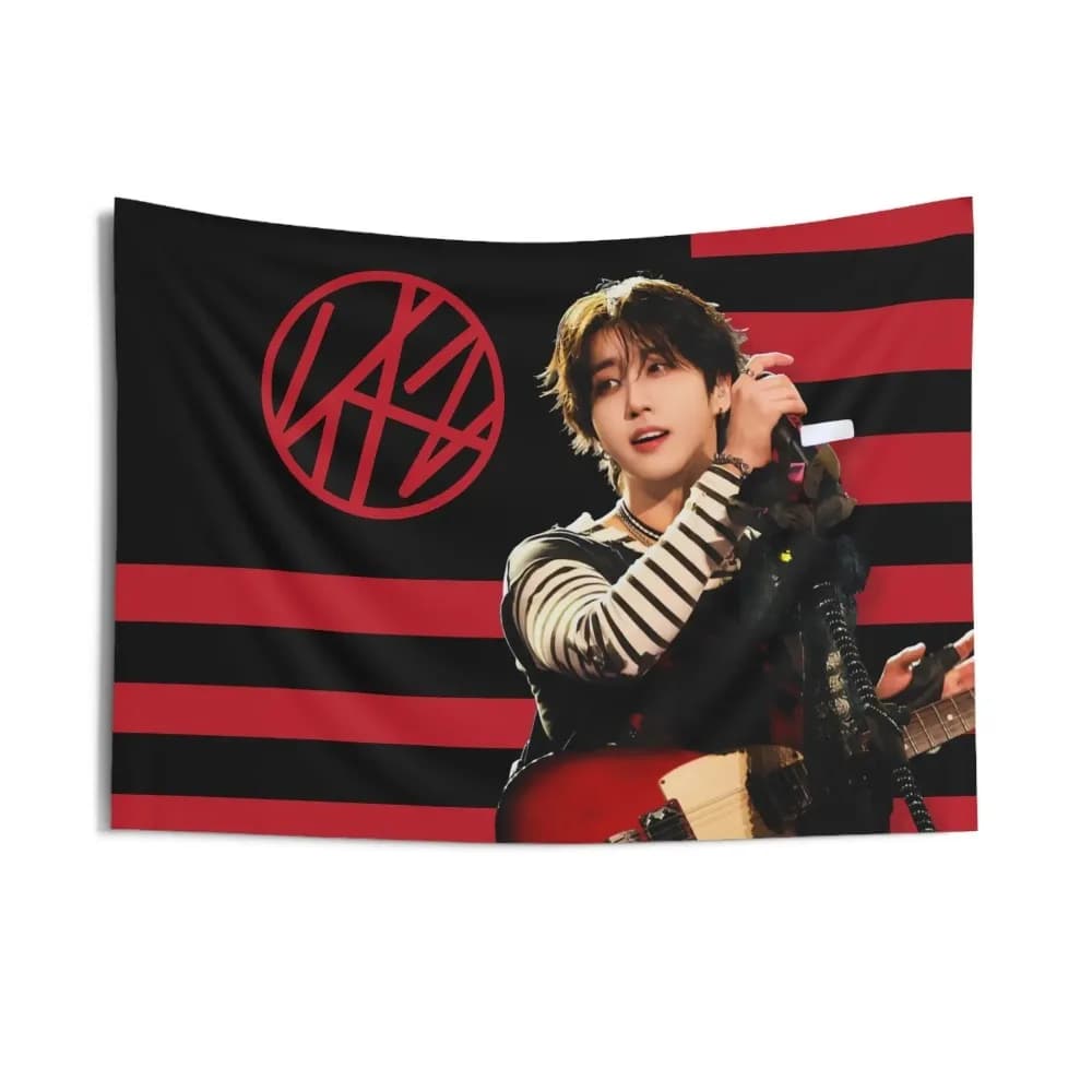 Tapestry in Diverse Misure Stampata SKZ Han Jisung Concerto con Chitarra in Poliestere per Camera da Letto e Dormitorio, Sfondo Vibrante, Decorazione Murale Anime K-pop