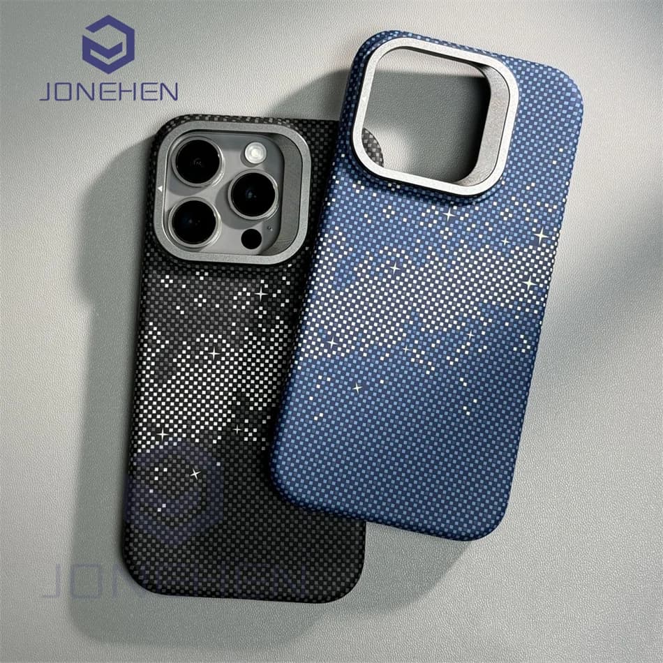 Custodia con motivo magnetico in fibra di carbonio con obiettivo in lega con supporto in rilievo 3D per iPhone 15 16 Pro Max 14 13 per copertura di ricarica wireless Magsafe