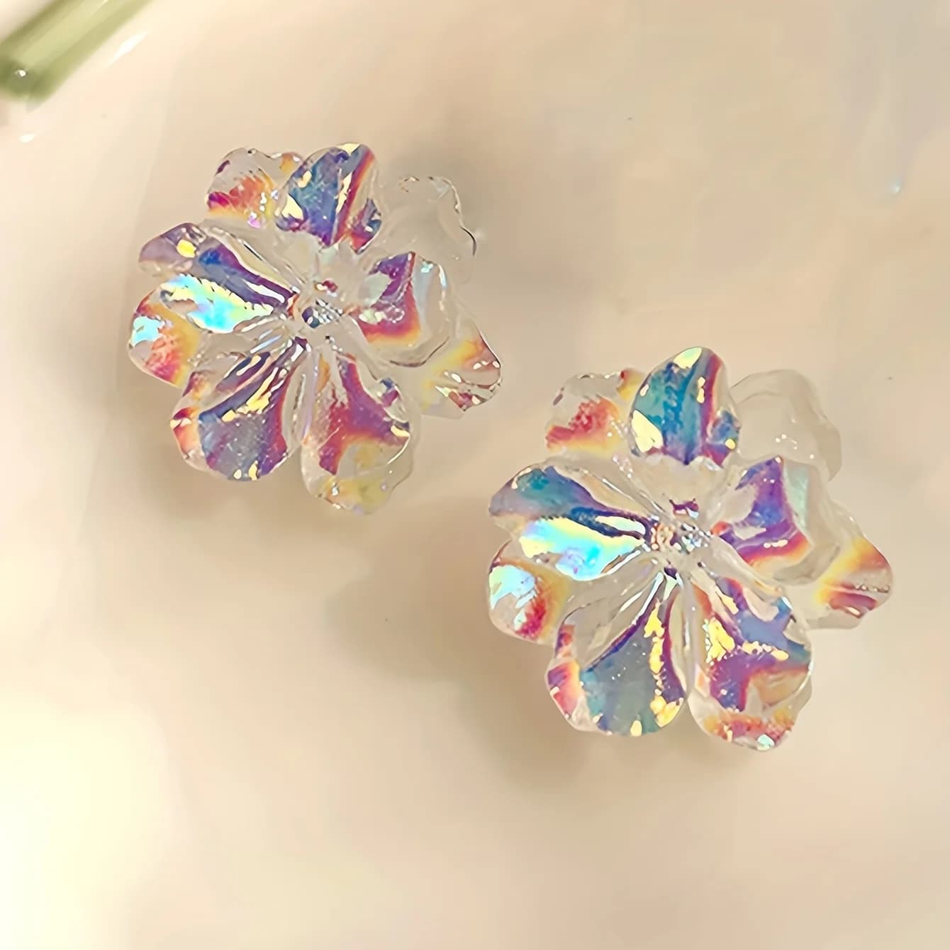 Hot-selling women's stud earrings 1 pair of niche fashion colorful resin flower light luxury New Year's gift earrings
