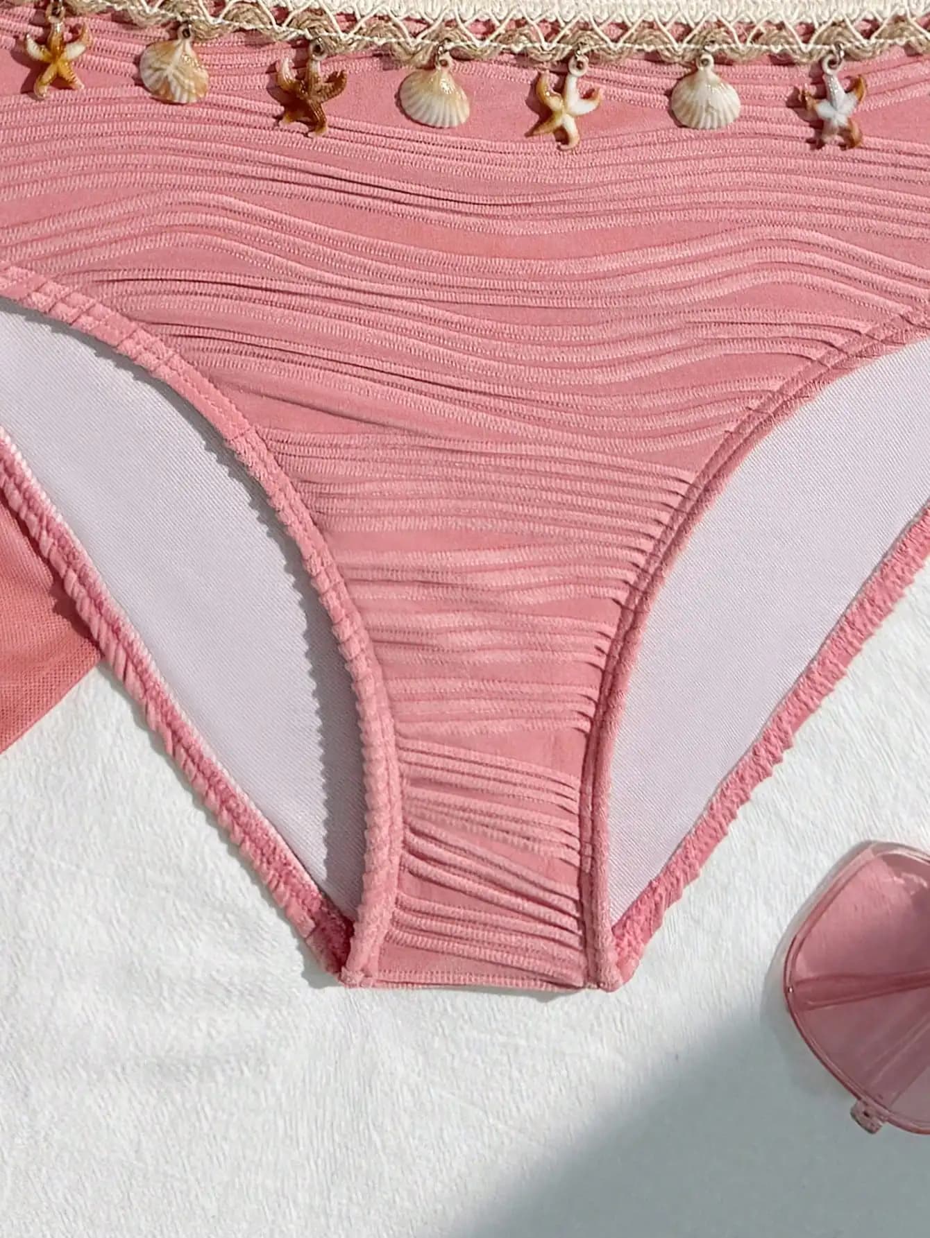 Costume da bagno a due pezzi rosa a costine per ragazze con decorazioni a forma di conchiglia e stella marina e cintura intrecciata
