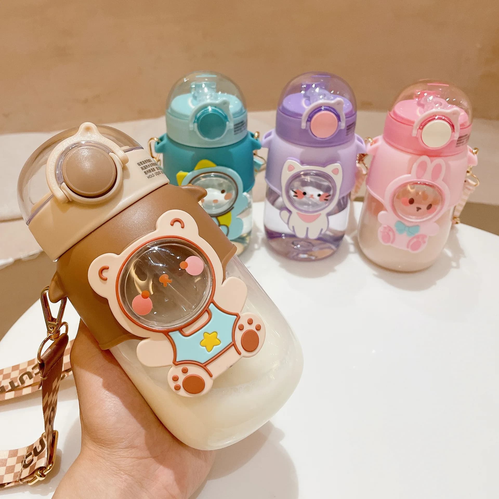 Bottiglia d'acqua per bambini dei cartoni animati con cannuccia Tazza di paglia per bambini Zaino sportivo portatile per esterni Tazza d'acqua Bicchieri di plastica