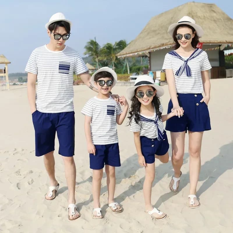 Stile marinaio coordinato per la famigliaT-shirt in cotone per figlia e figlio + pantaloncini Completi in due pezzi Set di vestiti Look per le vacanze Madre Padre e