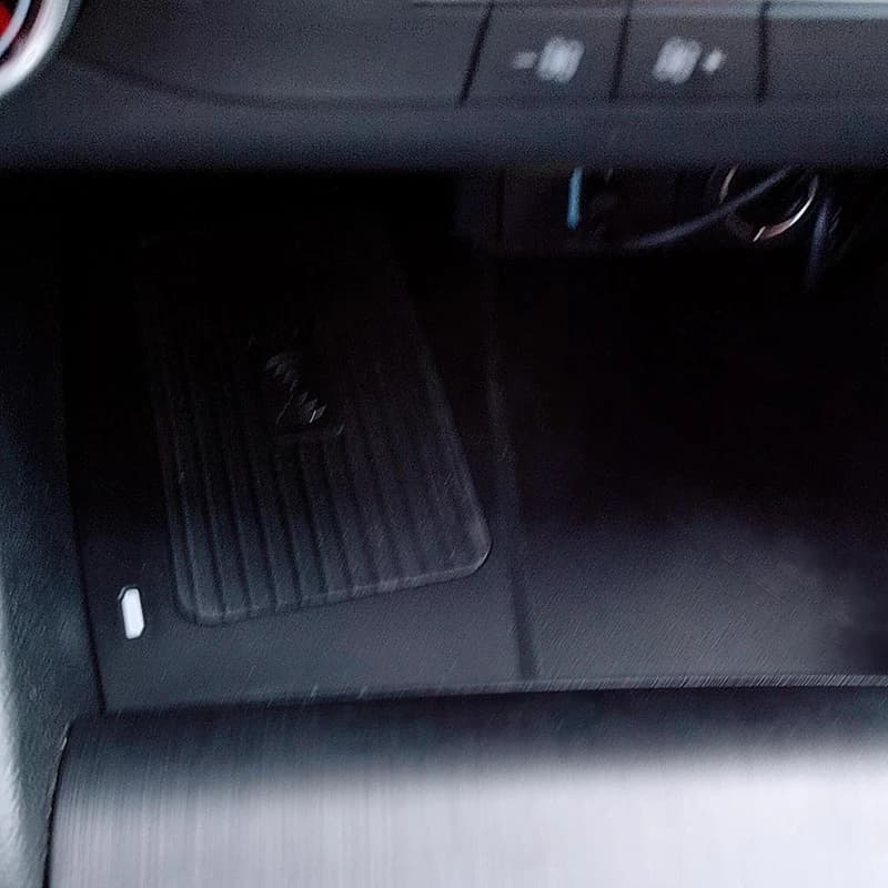 Caricabatterie wireless per auto da 15 W per Ford Focus MK4 2019-2023 accessori per supporto di ricarica per caricabatterie rapido per telefono