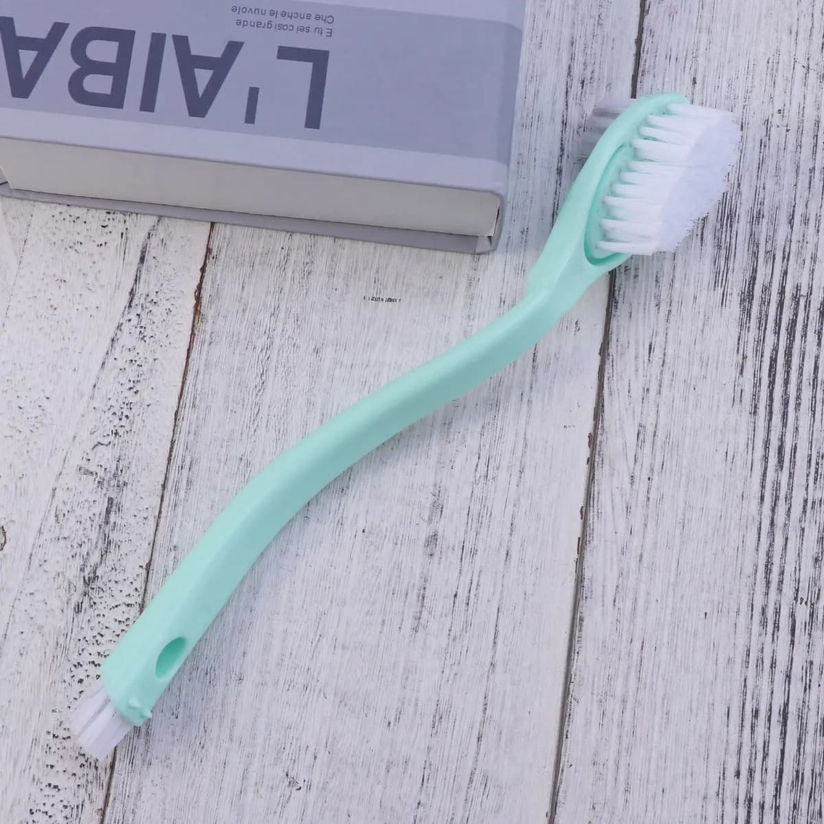 Spazzola per scarpe a doppia testa con manico lungo in plastica, setole resistenti, detergente per sneaker, strumento di pulizia manuale, colore casuale