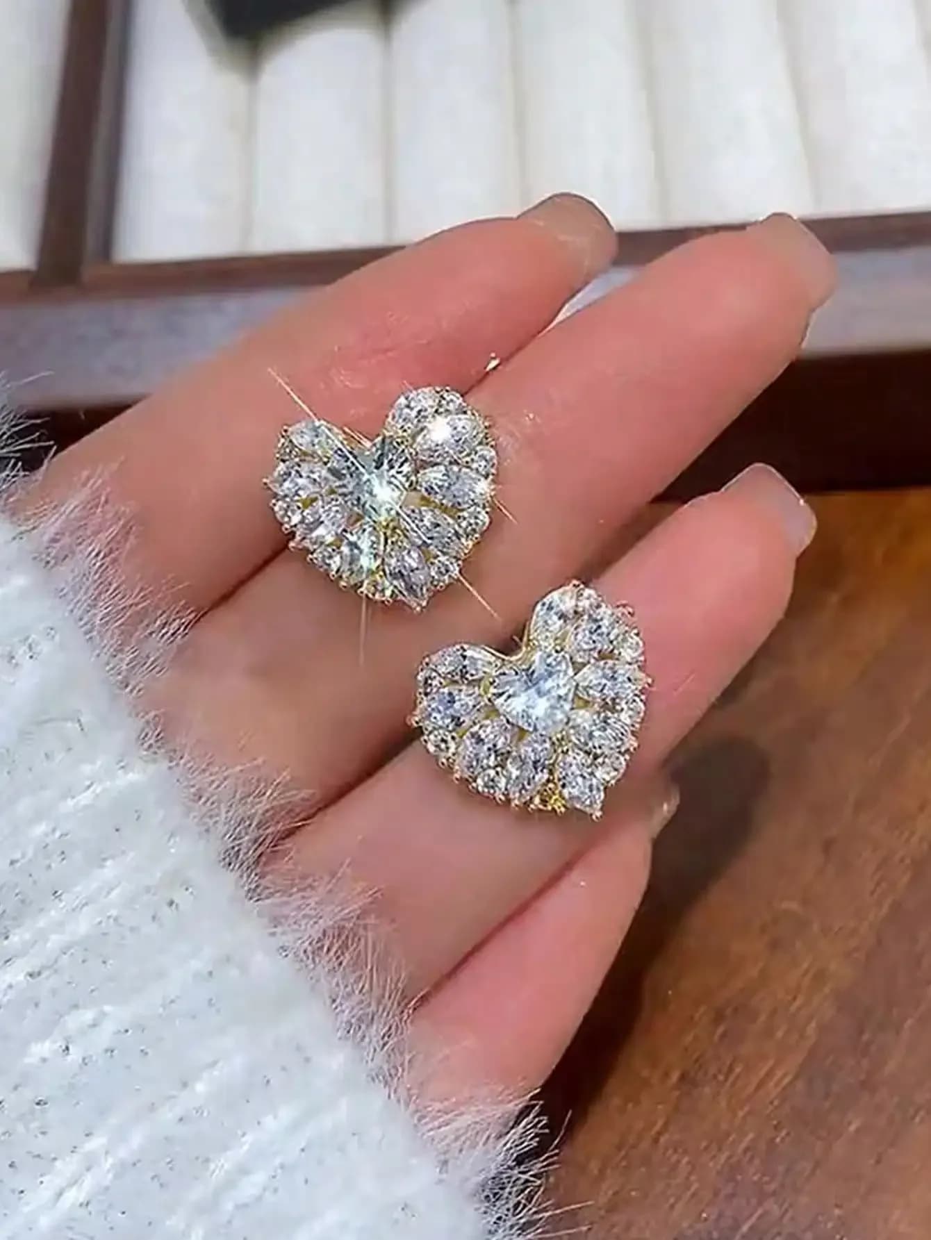 1 paio di orecchini a bottone eleganti e lussuosi con strass a forma di cuore intarsiati in vetro, eleganti e unici, per donna