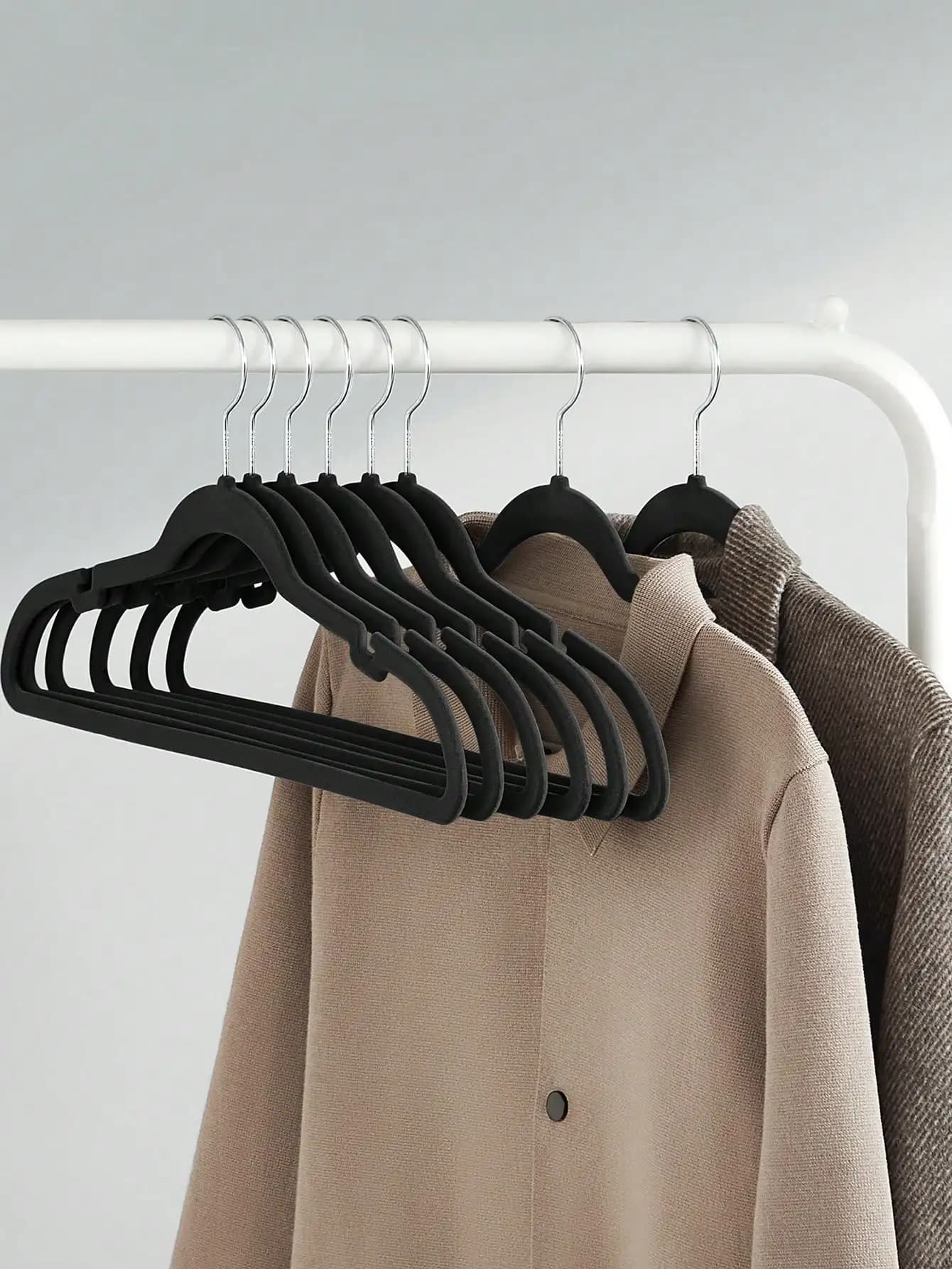 SONGMICS Confezione da 50 Appendiabiti in Velluto, Antiscivolo, con Intaglio per Spalle, Barra per Pantaloni, Rotazione a 360° ° Gancio Girevole Salvaspazio, Lunghezza 43 cm, Per Armadio, Bianco, Nero, Viola, Rosa, Grigio, Grigio Tortora, Beige Sabbia, Azzurro, Verde Foresta, Primavera, Min