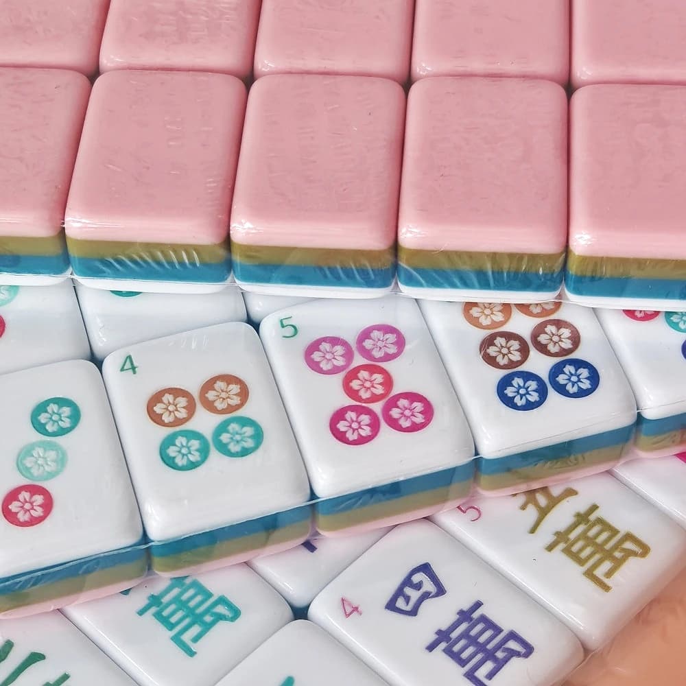 New Trending 4-Layer Acrylic Luxury Travel Mahjong Tiles Engraved American Mahjong Set Pink Portable Mah Jongg Gifts Board Games