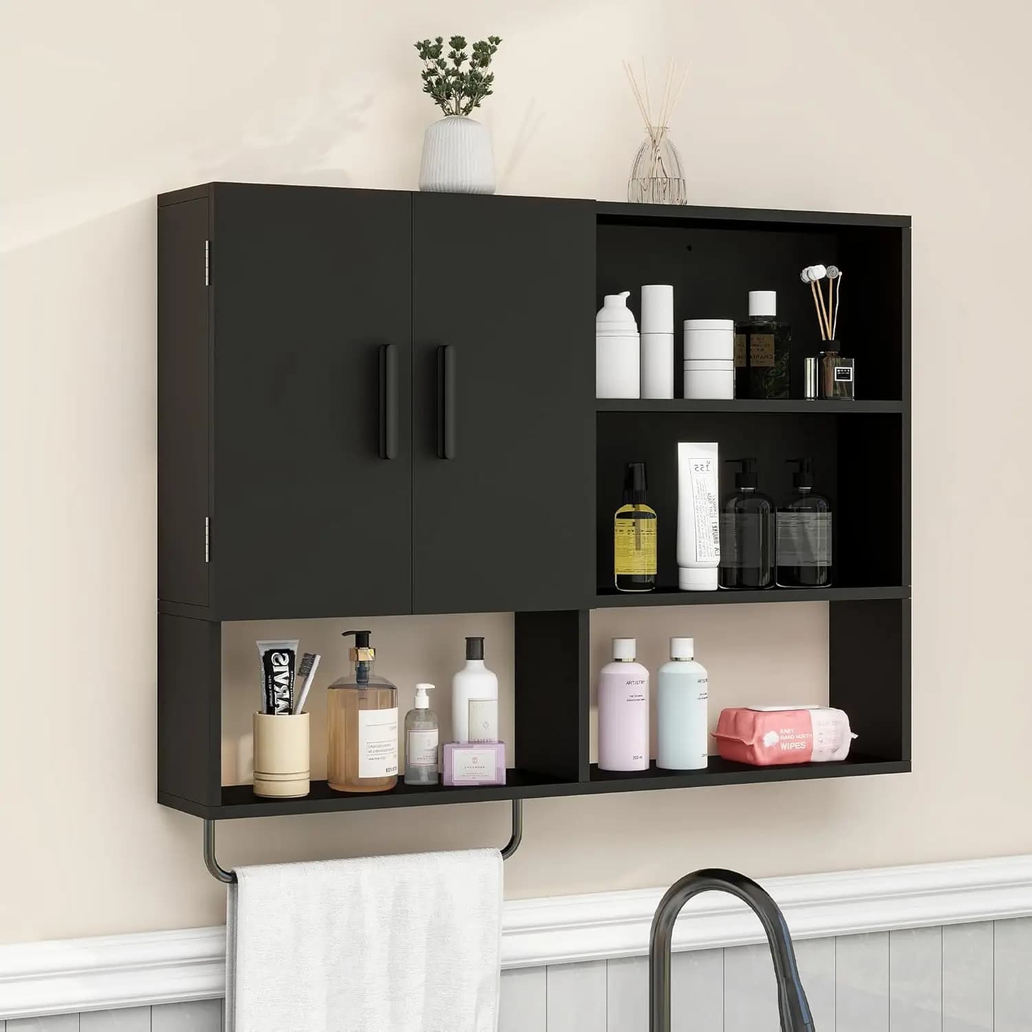 Mobiletto da Bagno a Parete in Legno con 2 Ante, Ripiani Regolabili e Portasciugamani, Armadietto Sopra il WC per Cucina e Lavanderia