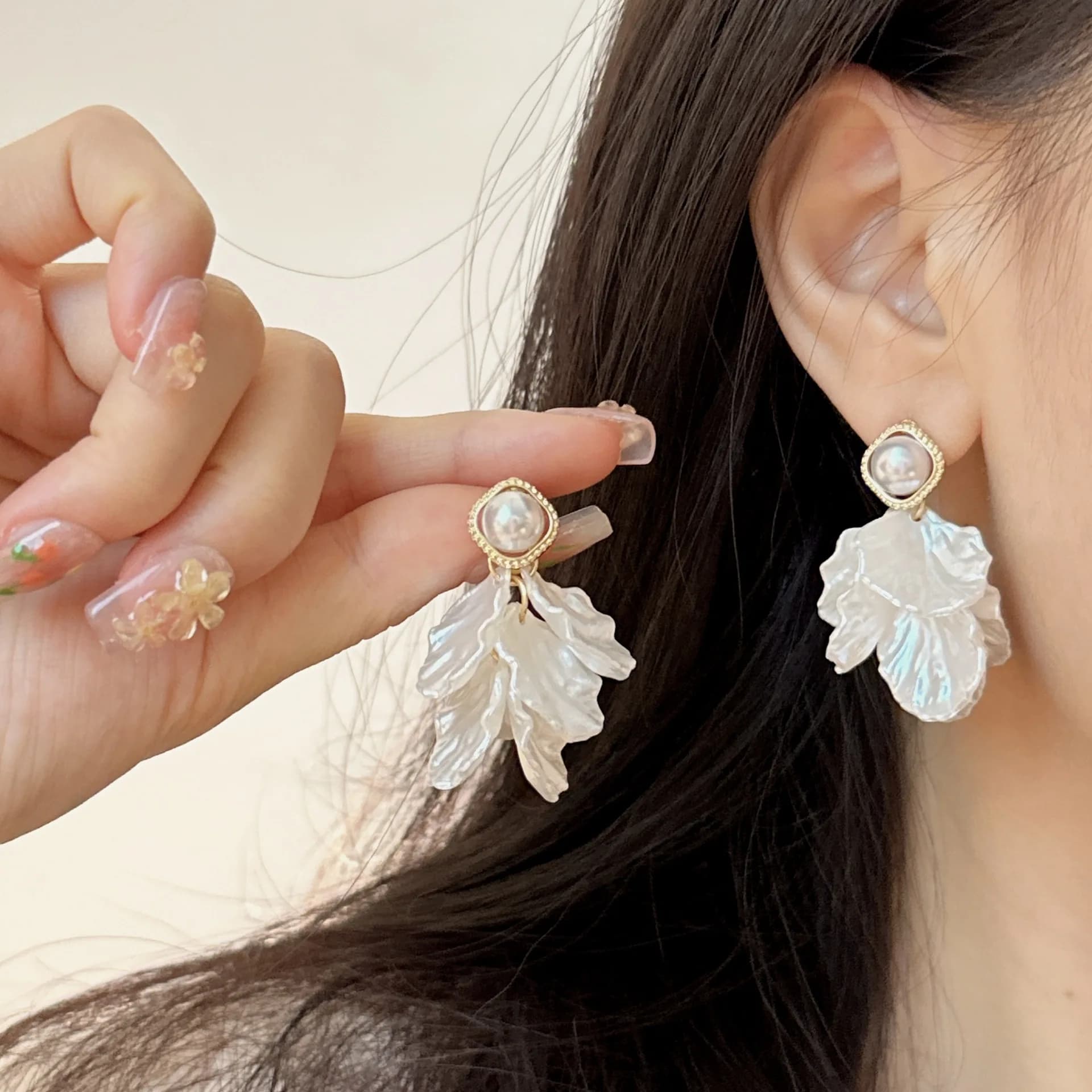 Orecchini pendenti con fiori di conchiglia lucida unici alla moda per le donne Orecchini di perle di temperamento Regali di nozze dal design dolce
