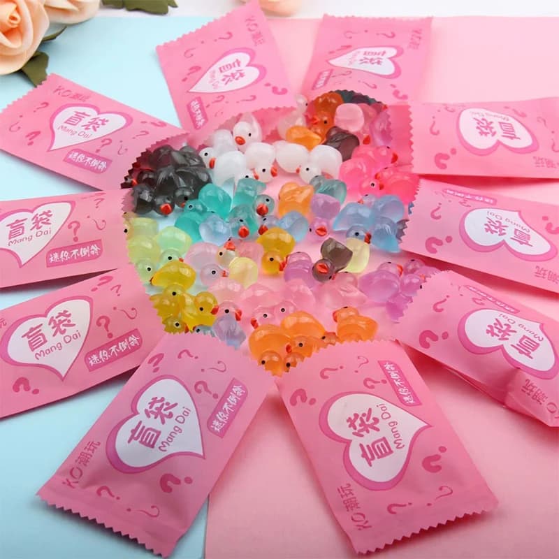 5 pz carino Mini resina luminosa piccola anatra giocattoli bambole a sorpresa figure decorazioni per la casa caramelle finte indovinare borsa cieca per i regali dei bambini