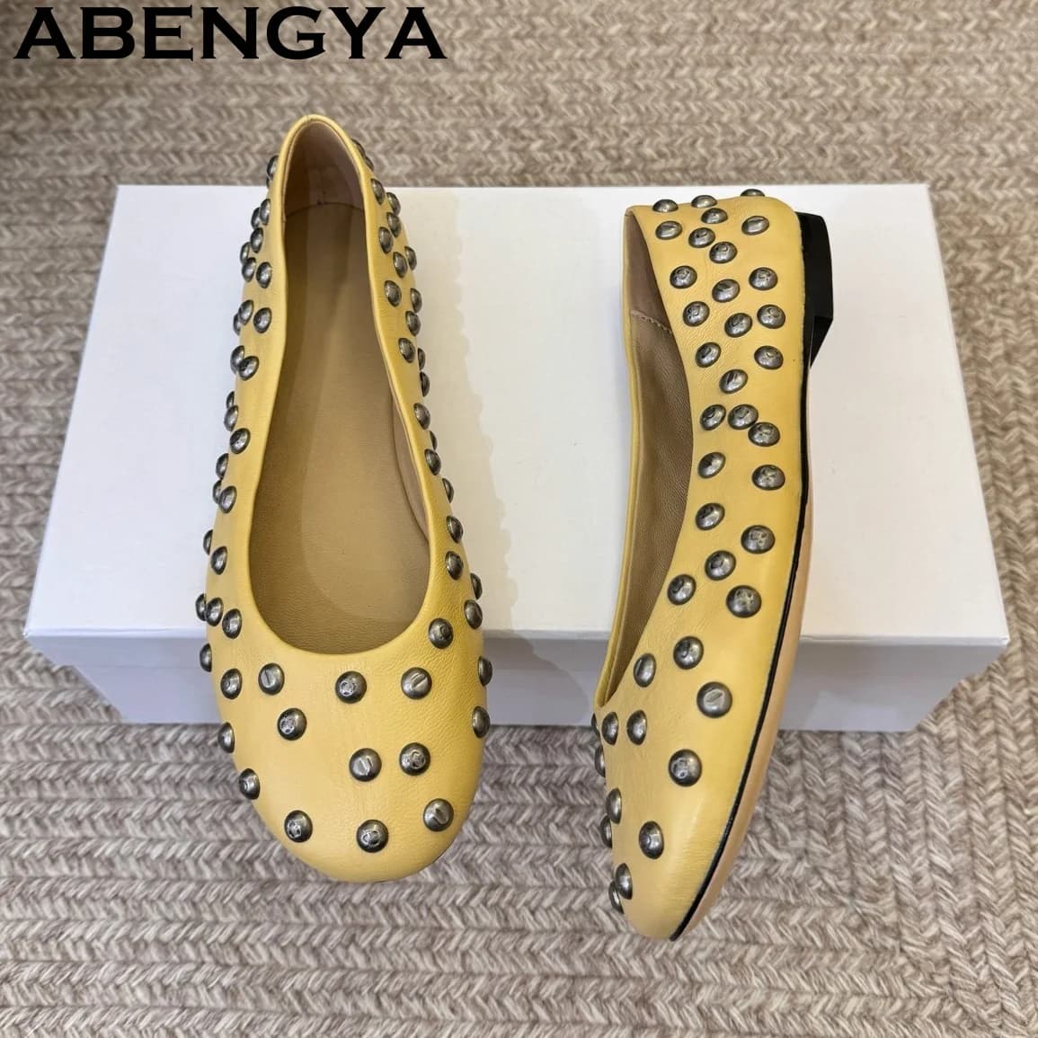Scarpe basse con punta tonda e rivetti, scarpe basse a bocca poco profonda, mocassini da donna in vera pelle, scarpe da ballo estive nuovo stile