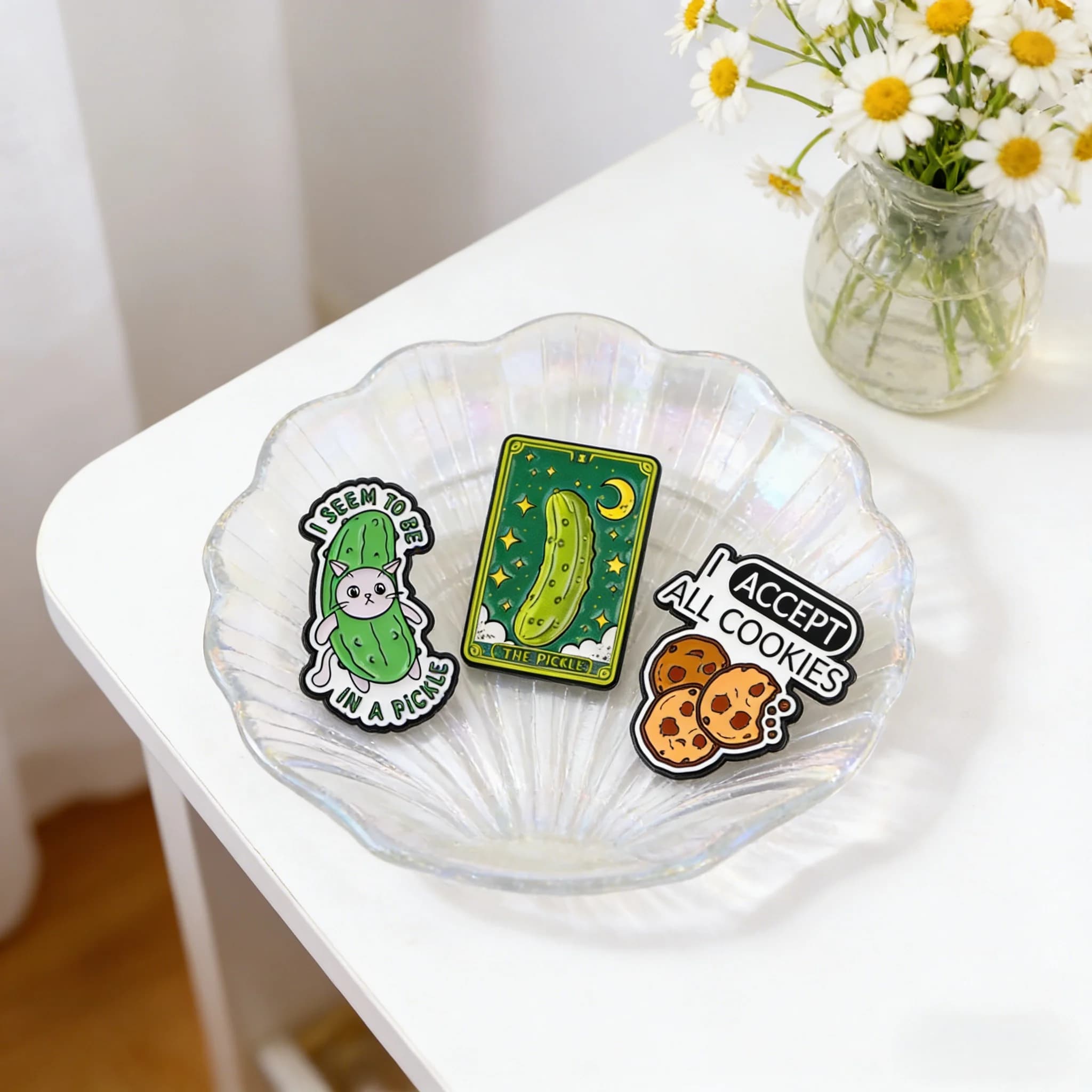 Spille smaltate, spille da risvolto, spille a forma di biscotto, spille con citazioni di Internet, spille a tema 'Pickled Cucumber Enthusiast' e 'Tarot', gioielli di moda, regali