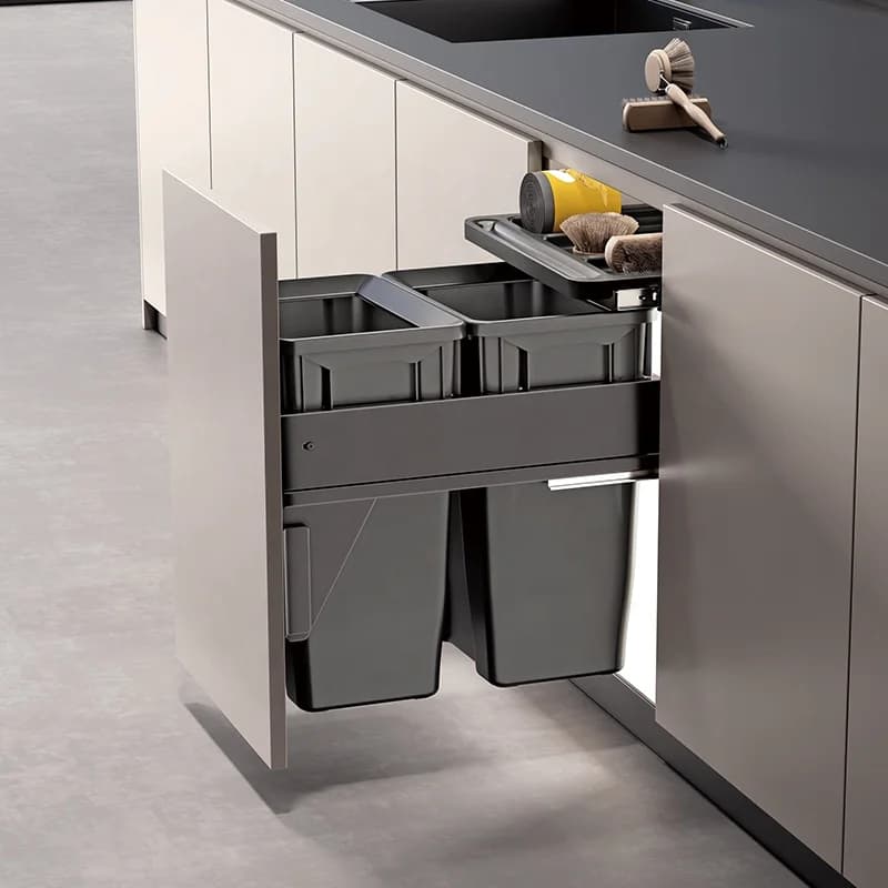 La cucina tira la pattumiera sotto il mobiletto
