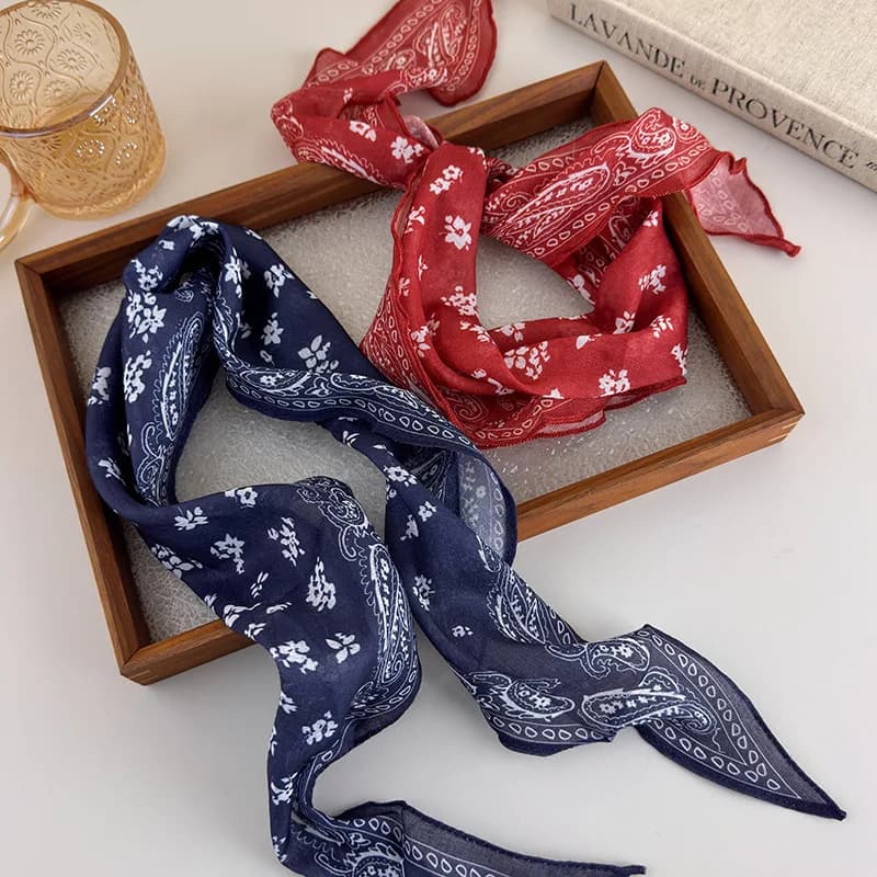 Sciarpa Vintage in Seta Rossa con Diamanti, Foulard da Donna, Bandana, Sciarpa Triangolare per Capelli e Collo, Leggera e Antiscivolo, Essenziale per l'Uso Quotidiano