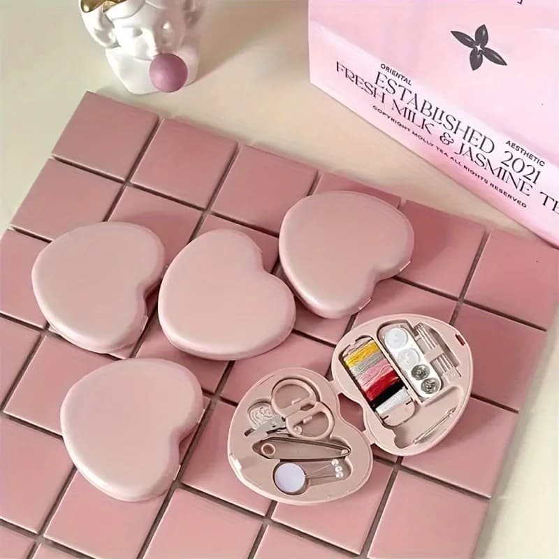 Kit da cucito a forma di cuore Scatola di plastica portatile Bottoni per aghi per filo Set completo per viaggi a casa Matrimonio Regalo di design a cuore carino
