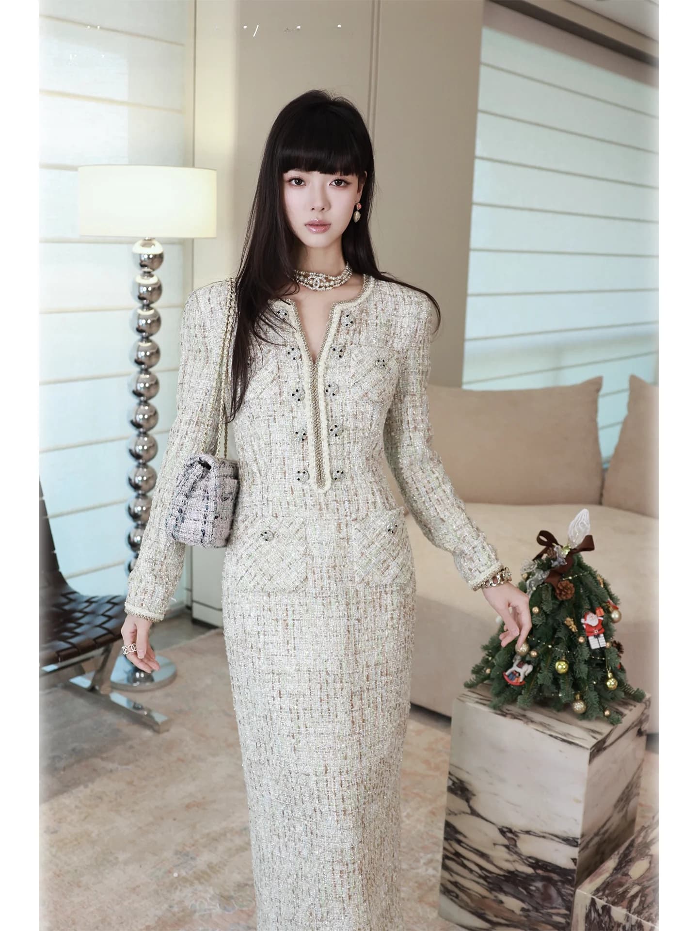 Elegante gonna in lana stile europeo, in stile lusso leggero, con design in tweed grezzo e beige dorato, perfetta per l'inverno