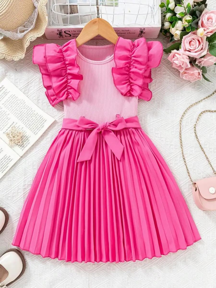 Abito rosa a costine in rete con scollo rotondo, gonna a pieghe, maniche a volant e cintura con fiocco