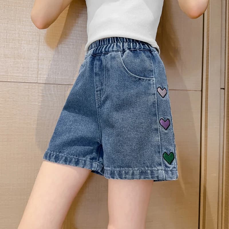 Pantaloncini di jeans estivi di design per bambini alla moda con ricami di cuori per ragazze Tween Mini pantaloni jeans casual Pantaloncini sopra il ginocchio per bambini