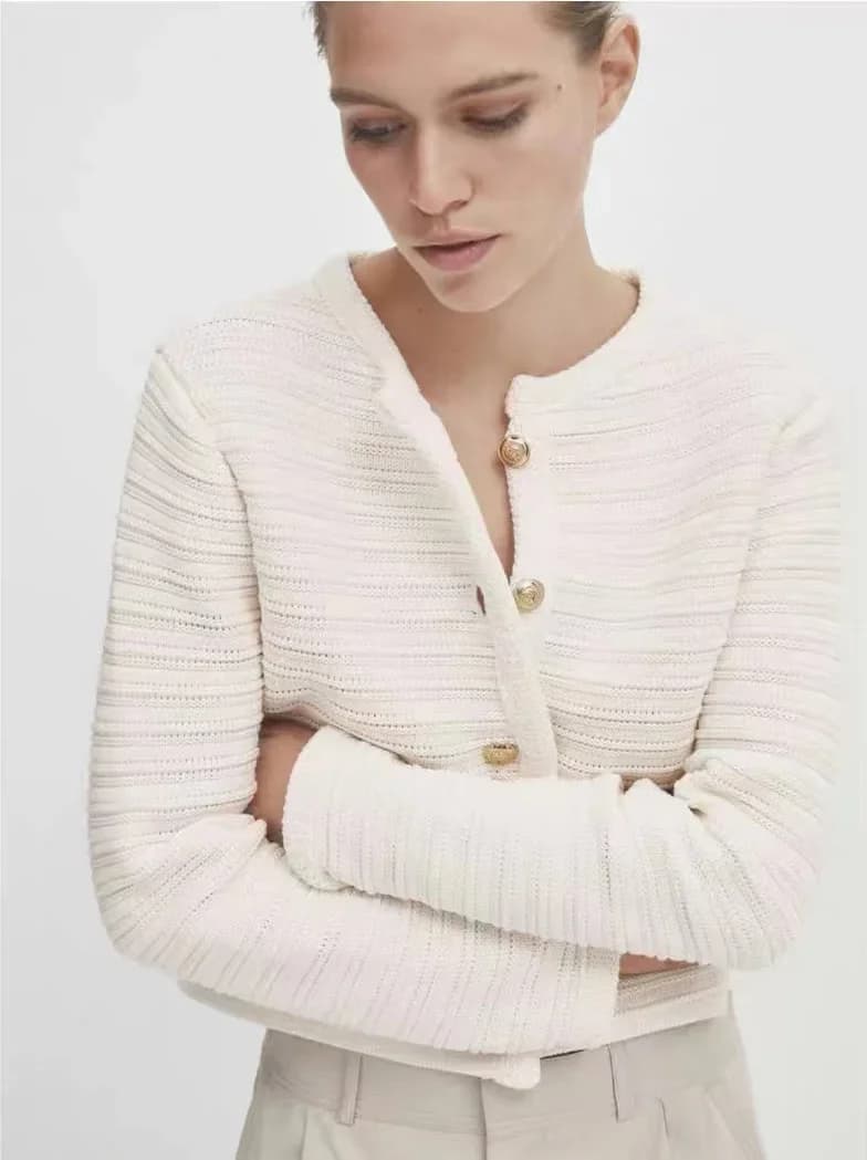 Ethereal MD 2026 YAZHIMEI, nuovo stile primaverile da donna, cardigan corto in maglia con bottoni decorativi e texture raffinata.