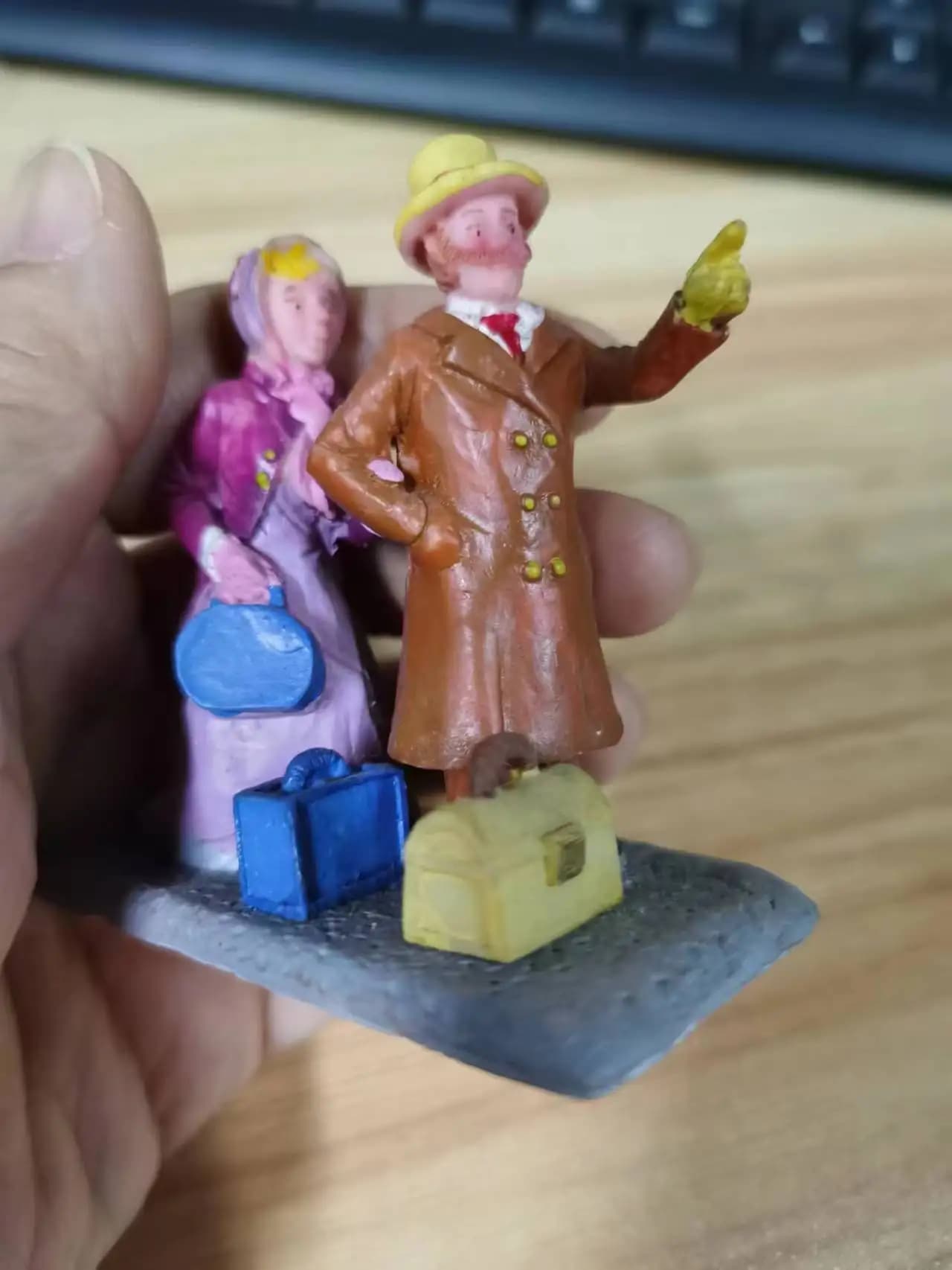 Resin figure mental psychological sand table game box court therapy old man and woman coppia go traveling travel