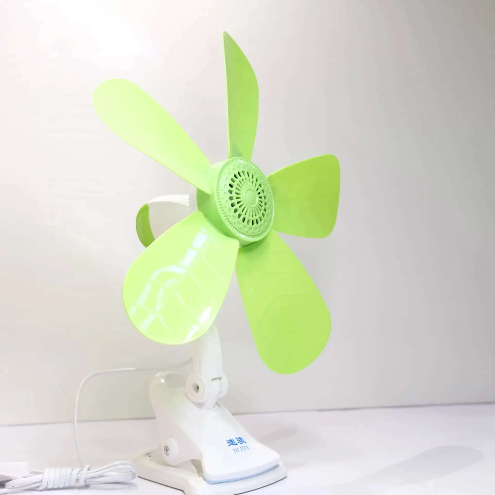 Mini ventilatore da soffitto portatile da 13 pollici per la casa degli studenti Ventilatore da tavolo elettrico silenzioso Clip-On per desktop da ufficio in dormitorio