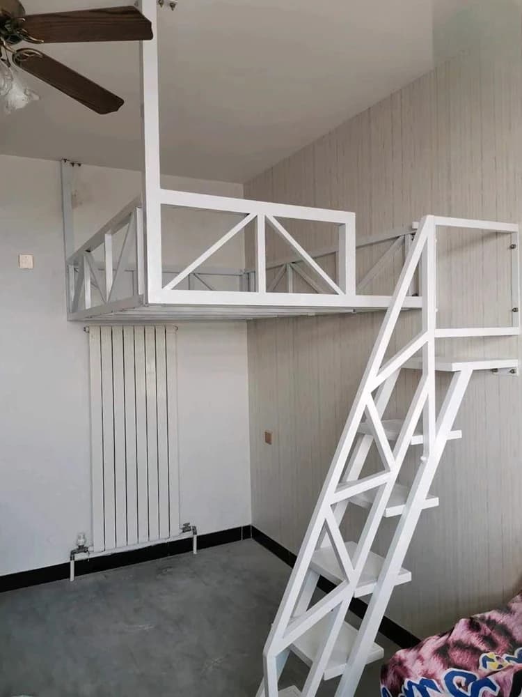 Loft piccolo appartamento salvaspazio sospeso in ferro battuto letto rialzato amaca lenzuolo a parete letto matrimoniale umano