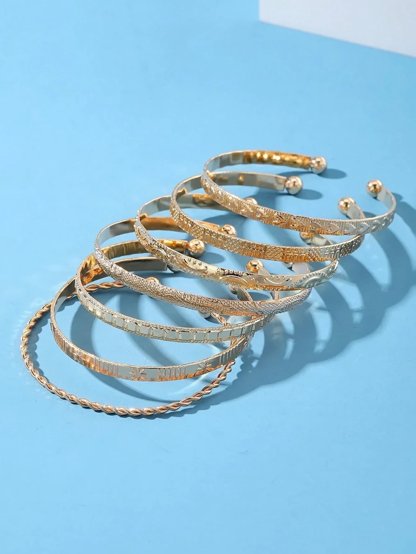 Set di 7 bracciali rigidi in metallo testurizzato per adulti