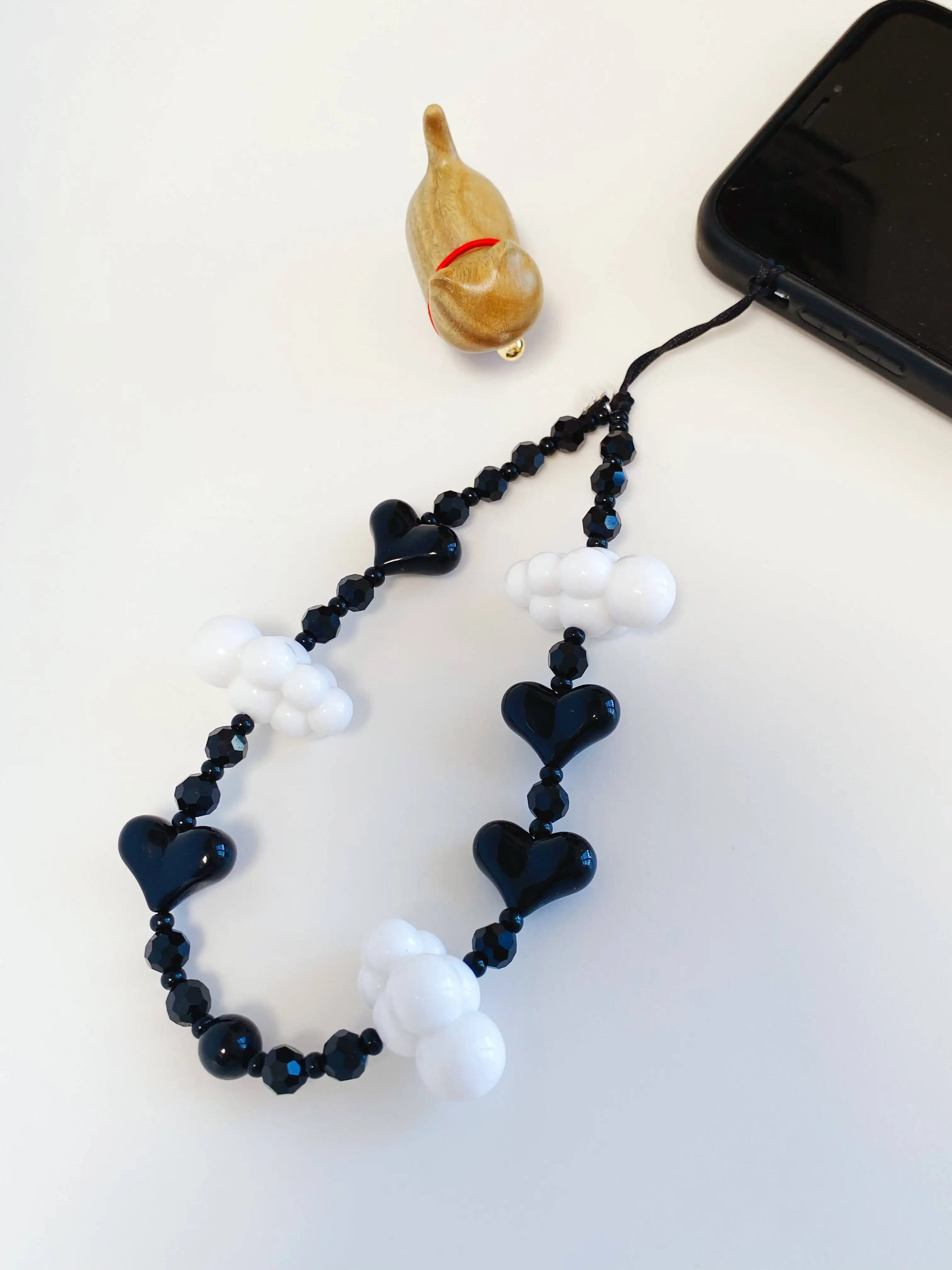 Catenella per telefono Dark Heart con ciondolo, cordino e perline di cristallo, accessori per cellulare neri e bianchi, catenella per cellulare con nuvole
