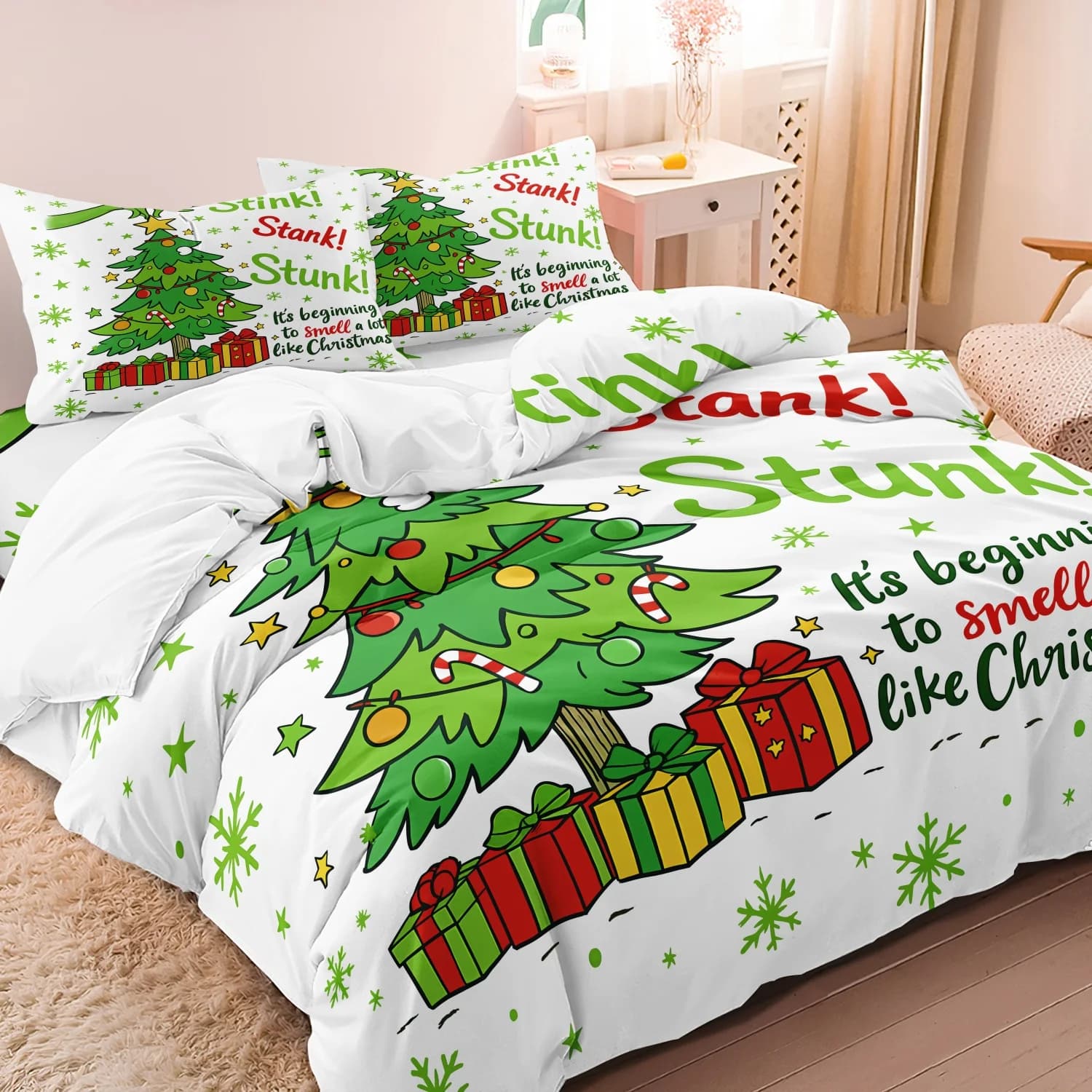 Set copripiumino con albero di Natale e fiocchi di neve da 3 pezzi - Biancheria da letto festiva per le vacanze con "Stink! Attacco!" Stampa di testo, design verde e rosso