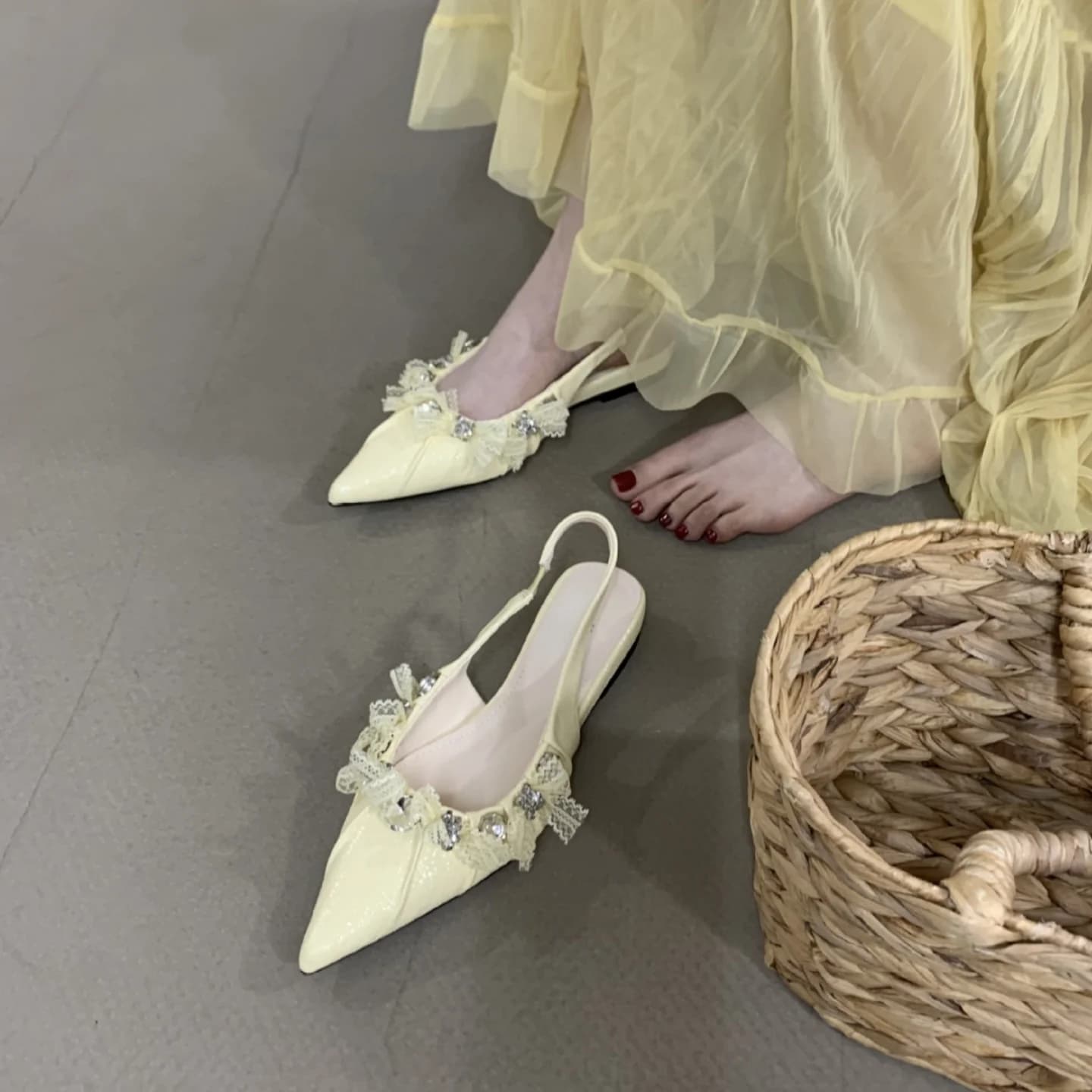 Sandali con tacco a punta in pizzo, scarpe basse eleganti e raffinate, sandali da pendolarismo con strass e design in pizzo