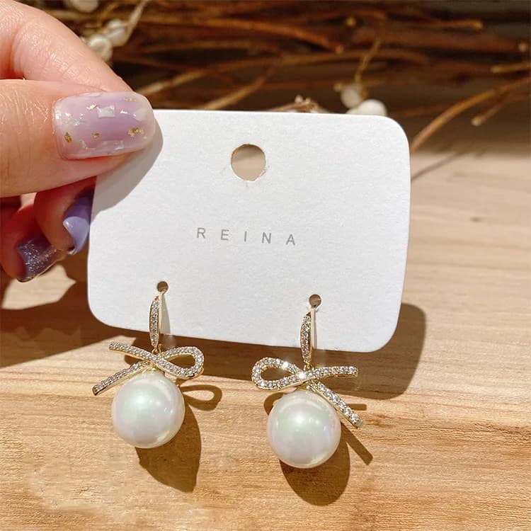 Orecchini Pendenti con Fiocco e Perle, alla Moda e Versatili, in Rame Placcato Oro Vero, con Perle Lucide e Delicate