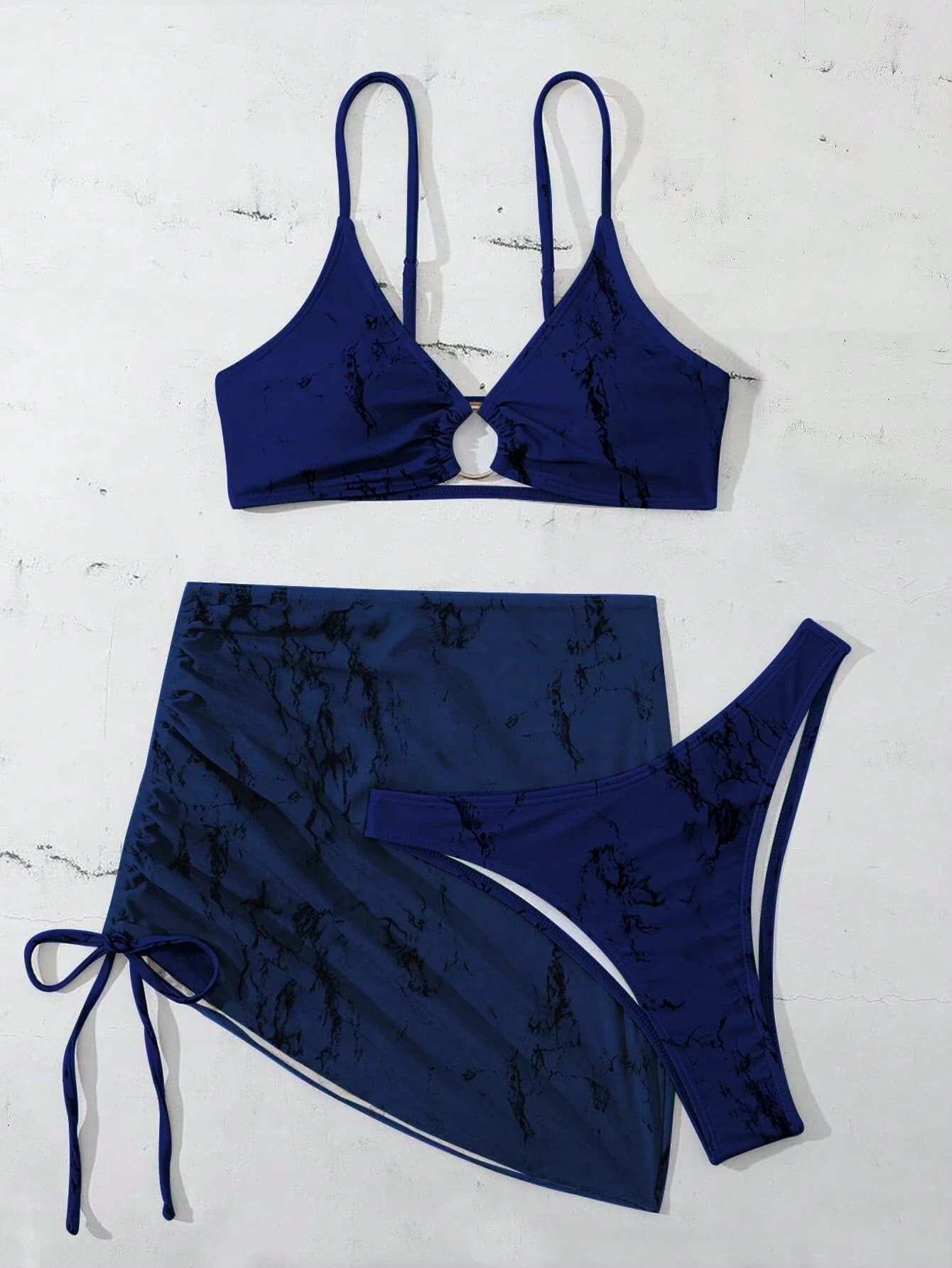 Set bikini 3 pezzi con stampa marmo blu e dettaglio ad anello