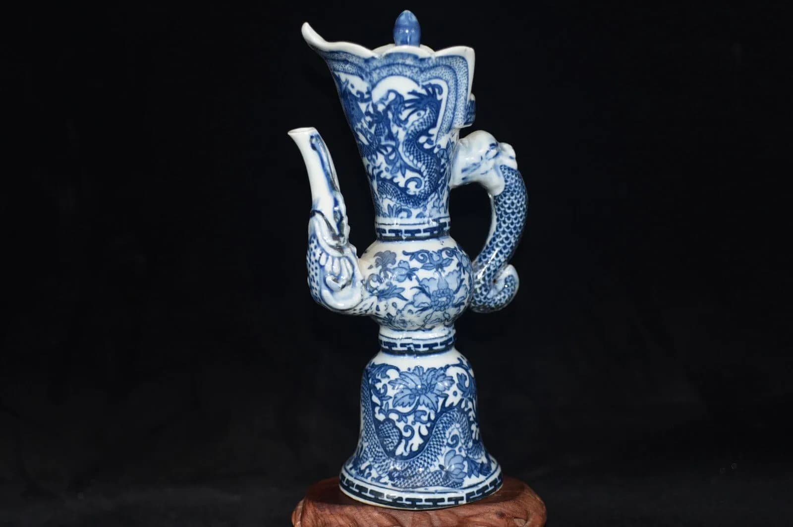 Boccale cinese antico fatto a mano con design drago in porcellana bianca e blu QianLong