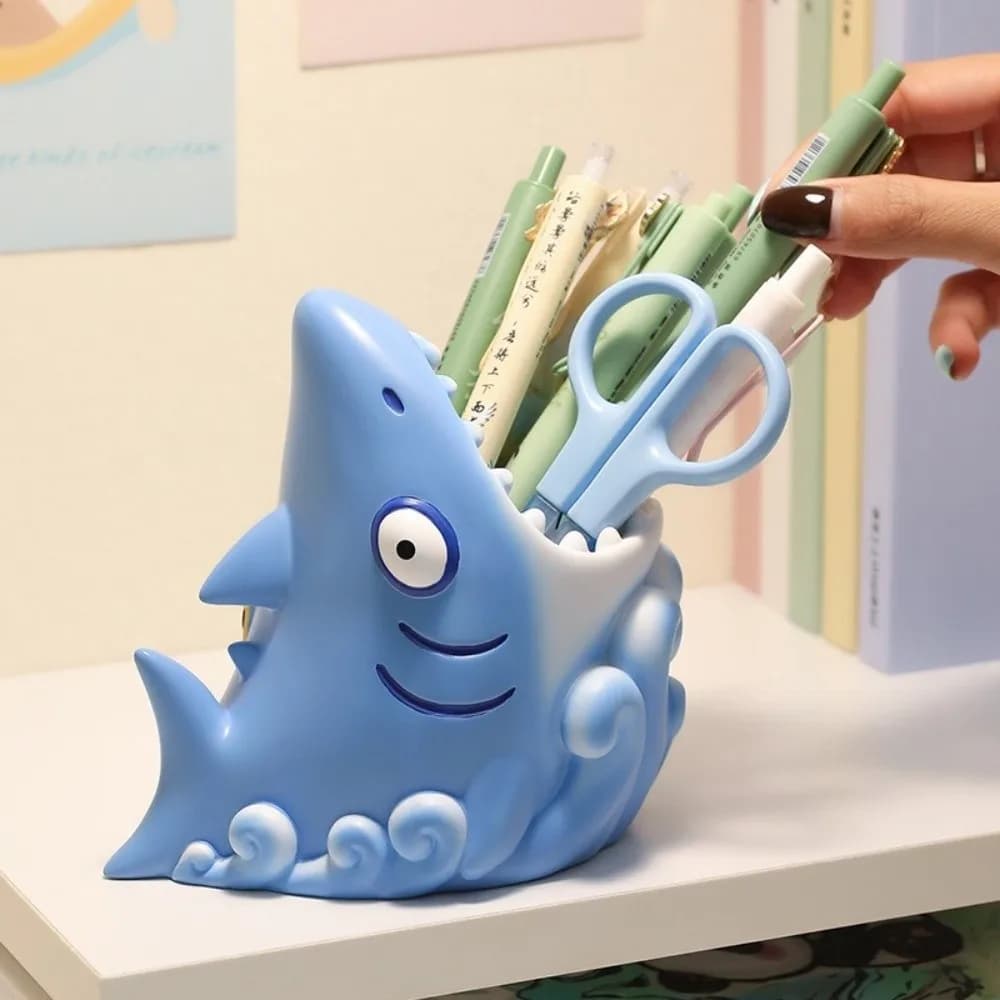 Portapenne a Forma di Squalo Cartoon, Organizzatore da Scrivania Creativo e Originale, Decorazione Carina per Ufficio in Resina